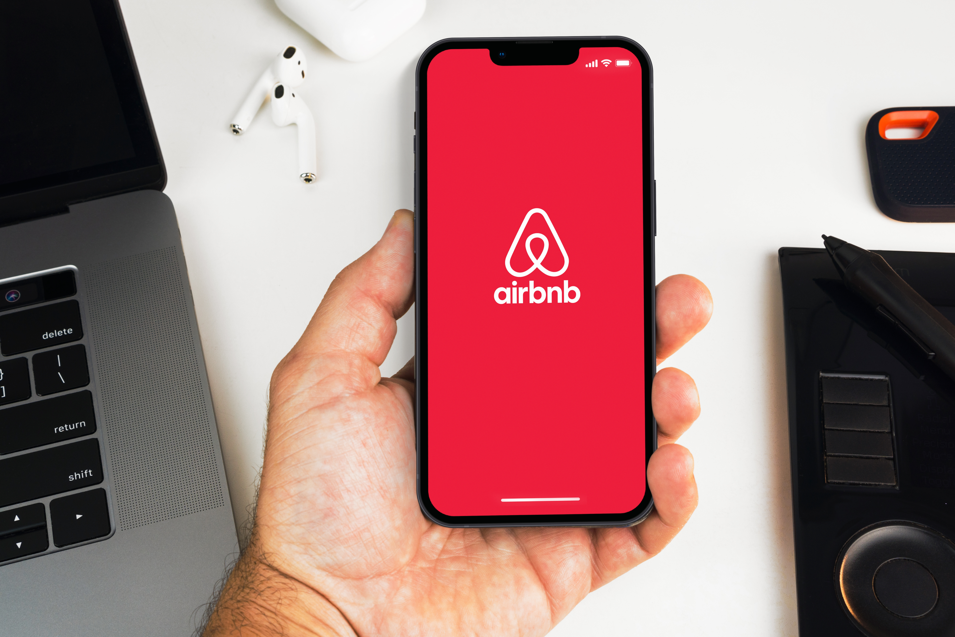 how does airbnb work