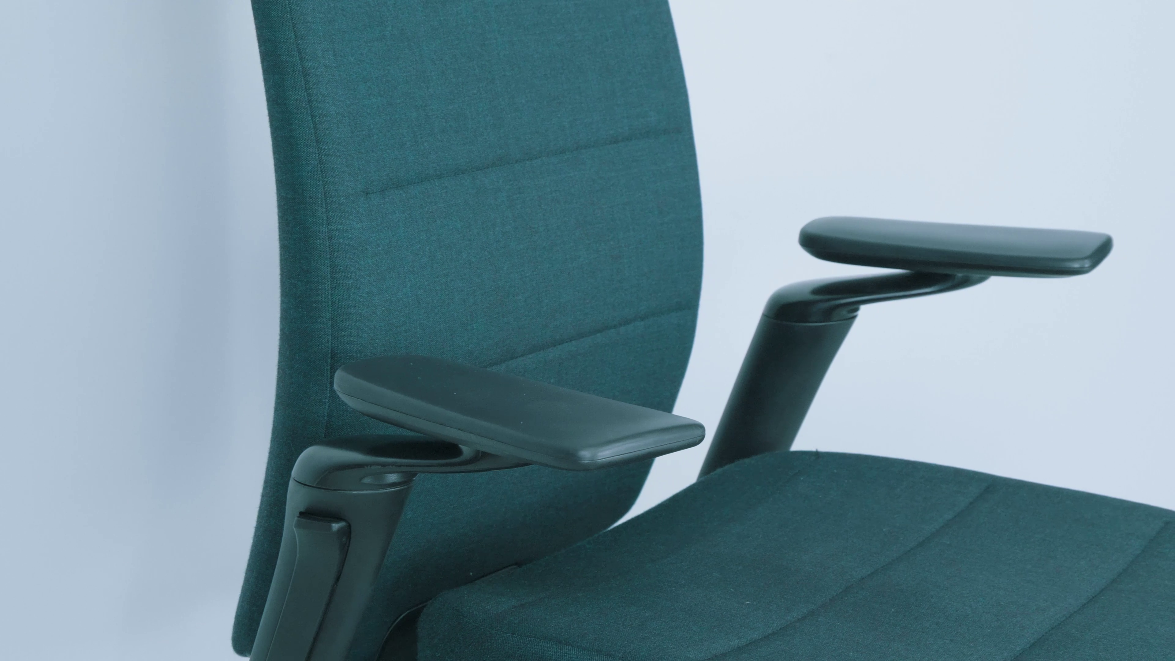 Ranking foteli biurowych do 1000 zł – najlepszy fotel do pracy przy biurku 9 Ergonomiczne podłokietniki w Kinnarps Capella. Źródło: Brastech