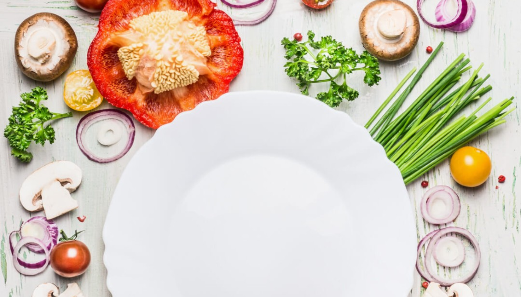 Halsbrann: Når Brystet Brenner og Du Skylder På Tacoen 18 Tom tallerken omgitt av grønnsaker på kjøkkenbord.