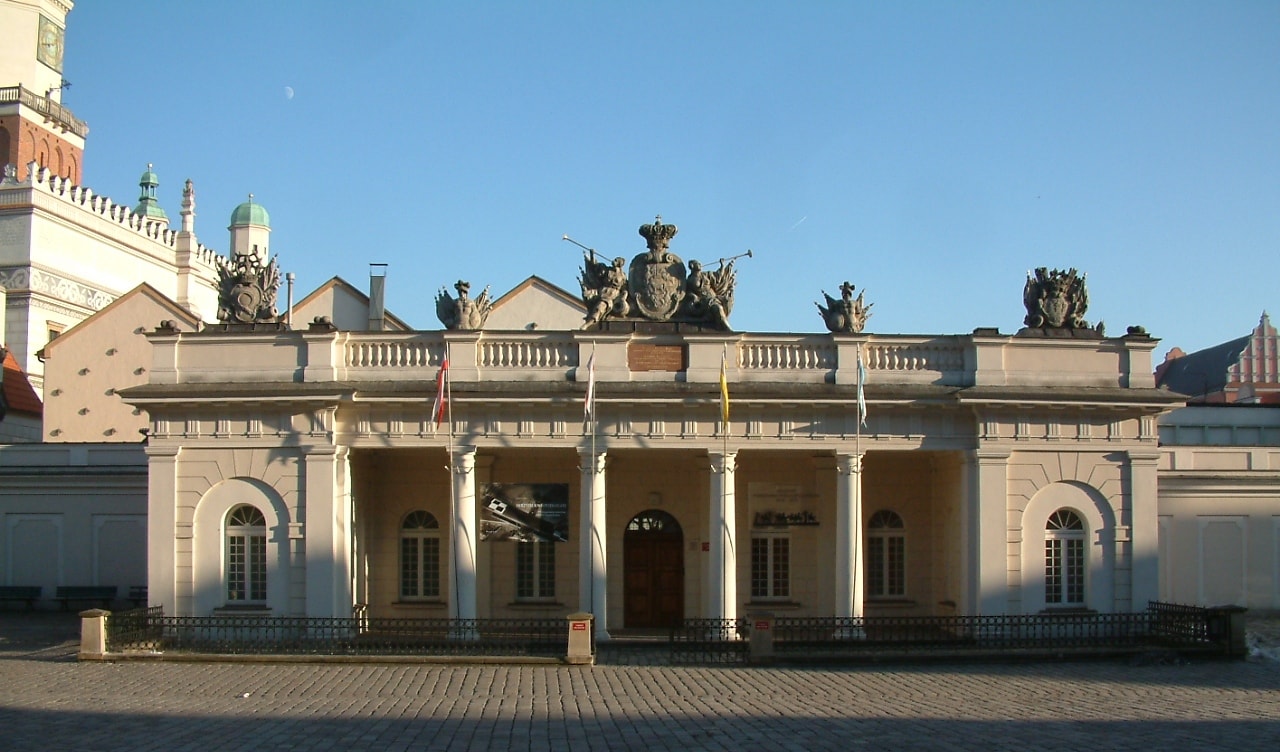 Klasycystyczna zabudowa Muzeum Powstania Wielkopolskiego będąca w samym centrum Poznania. Źródło: https://commons.m.wikimedia.org/wiki/File:Odwach_Pozna%C5%84.jpg