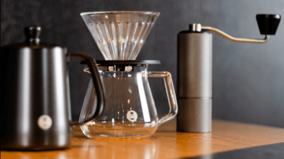 Eine Auswahl von Timemore Produkte, eine Kaffeemühle, ein Pour Over Zubereiter und ein Kettle.