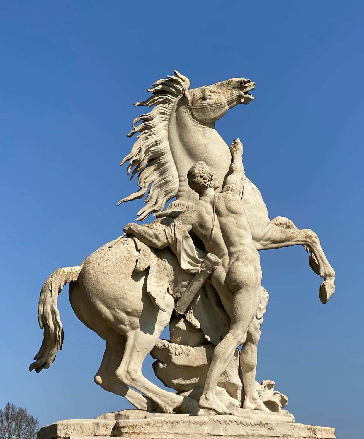crazy horse statue in front of champs élysées in paris 