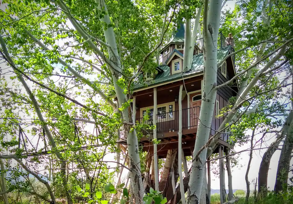A tree house makes for a romantic getaway.
