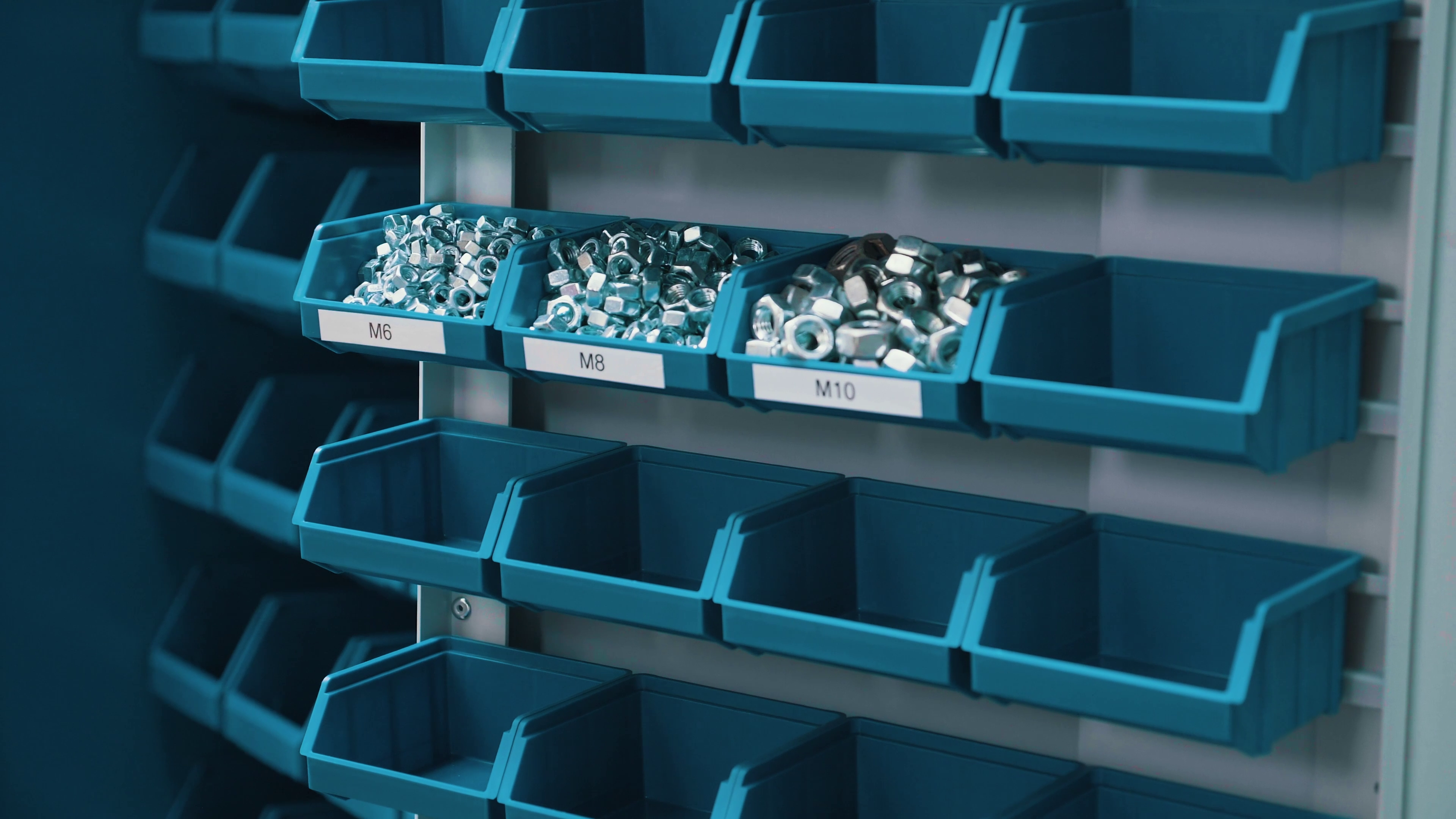 Szafa z pojemnikami Brastech – funkcjonalność, trwałość i jakość wykonania 4 Pojemność pojemników na śrubki. Źródło: Brastech