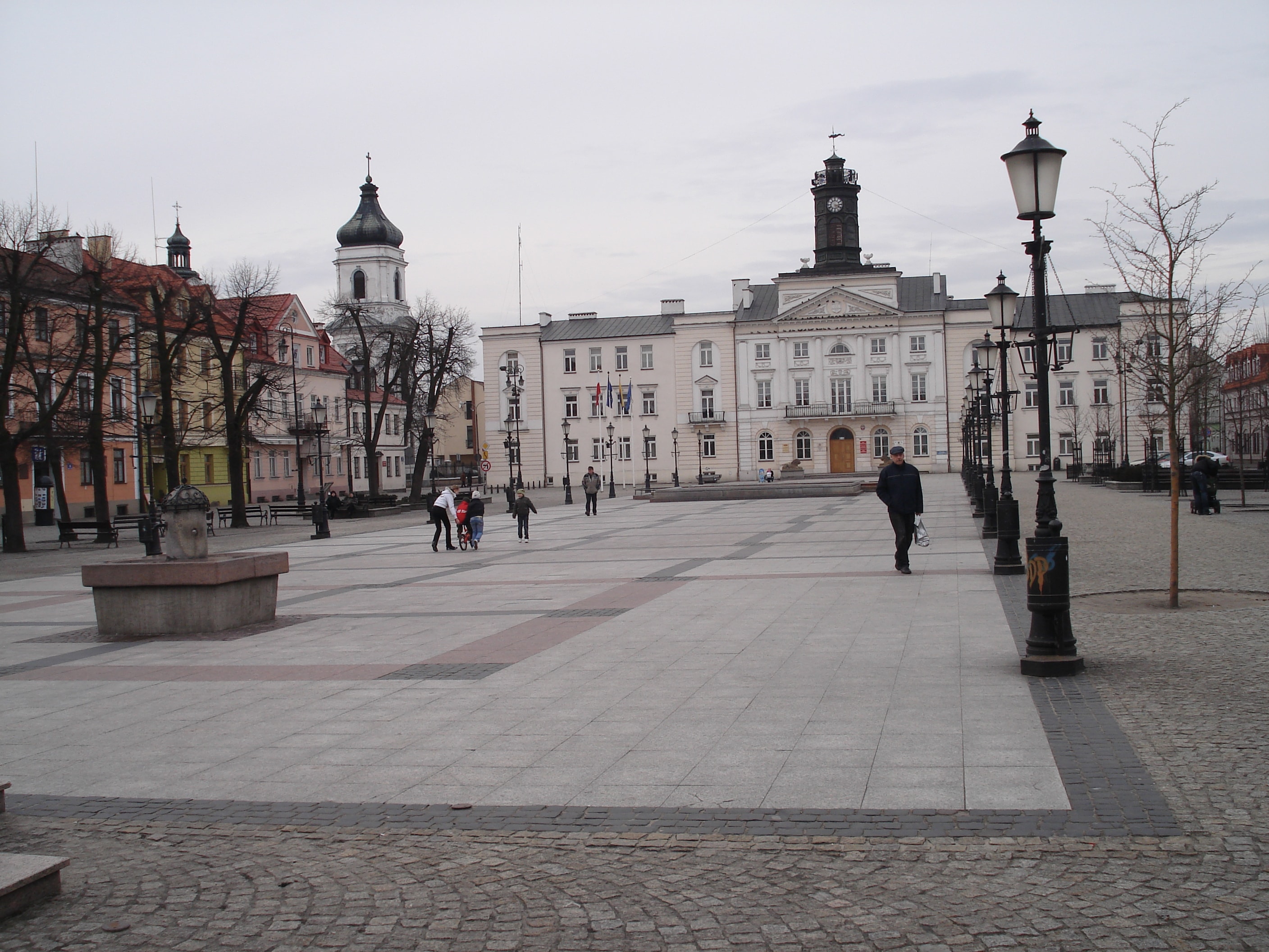 Stary Rynek w Płocku (źródło: https://commons.wikimedia.org/wiki/File:Stary_Rynek_P%C5%82ock.JPG)