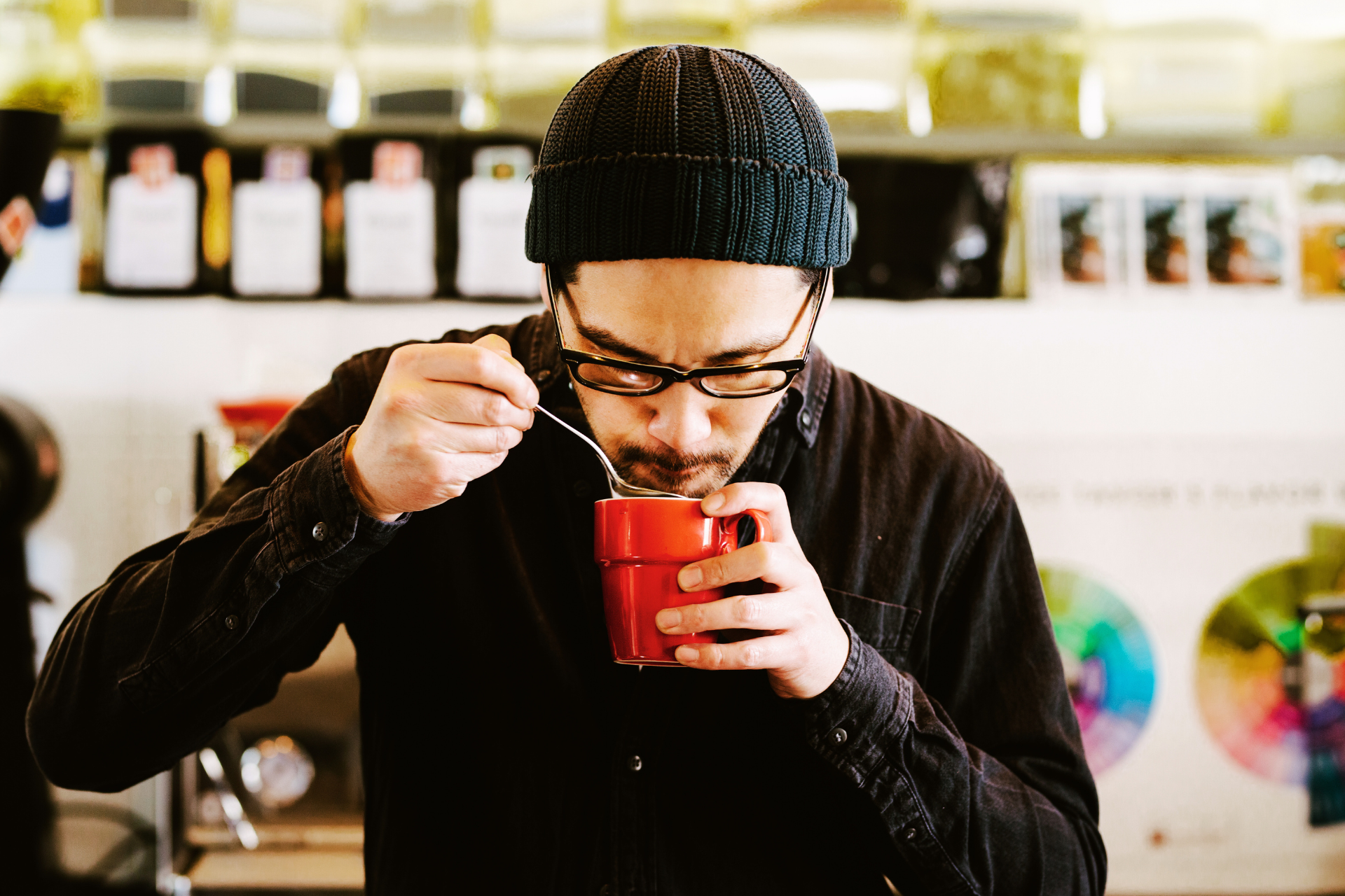 Homem degusta café. Foto: visualspace de Getty Images - Canva.