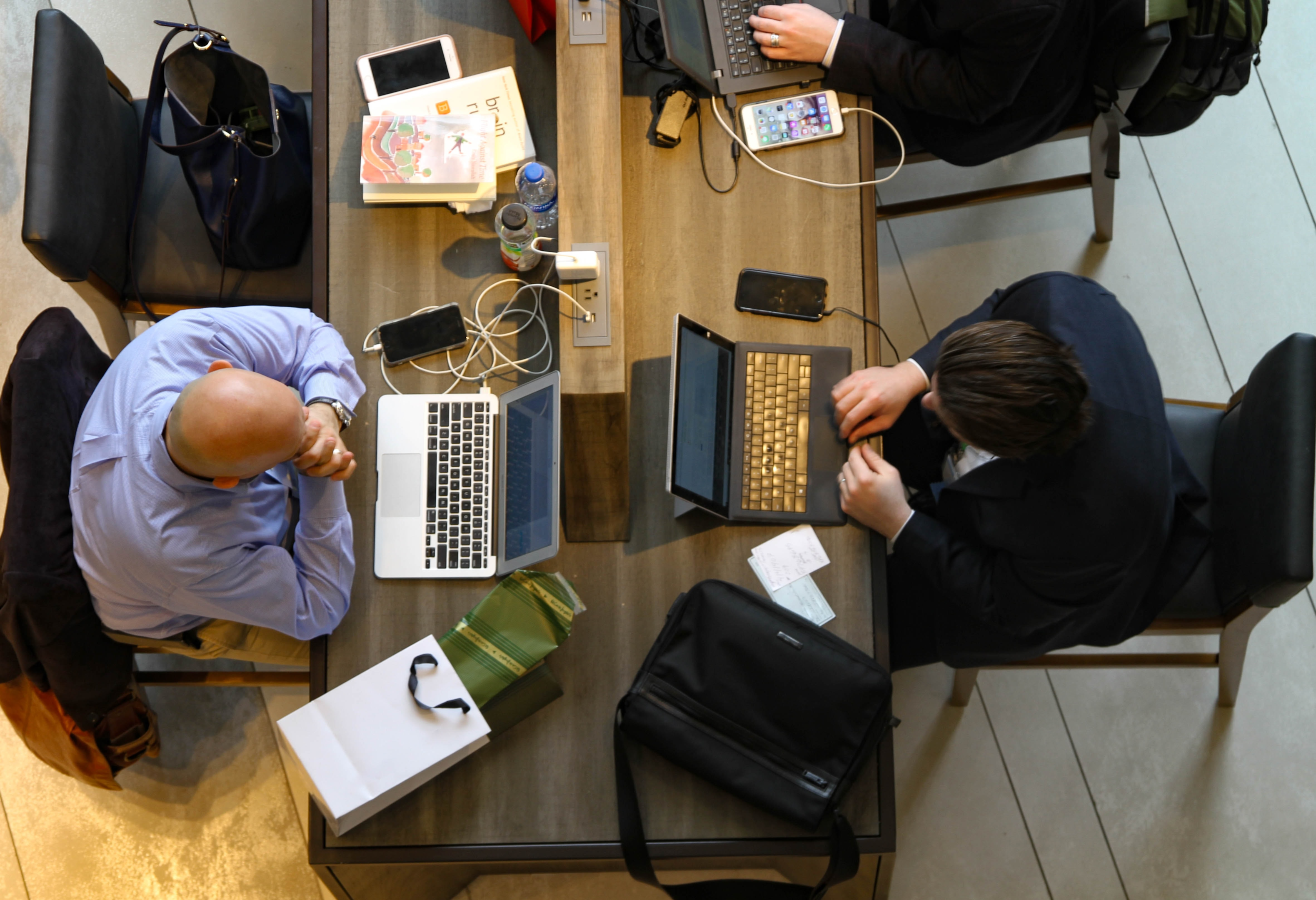 Personnes travaillant à une table avec leurs ordinateurs