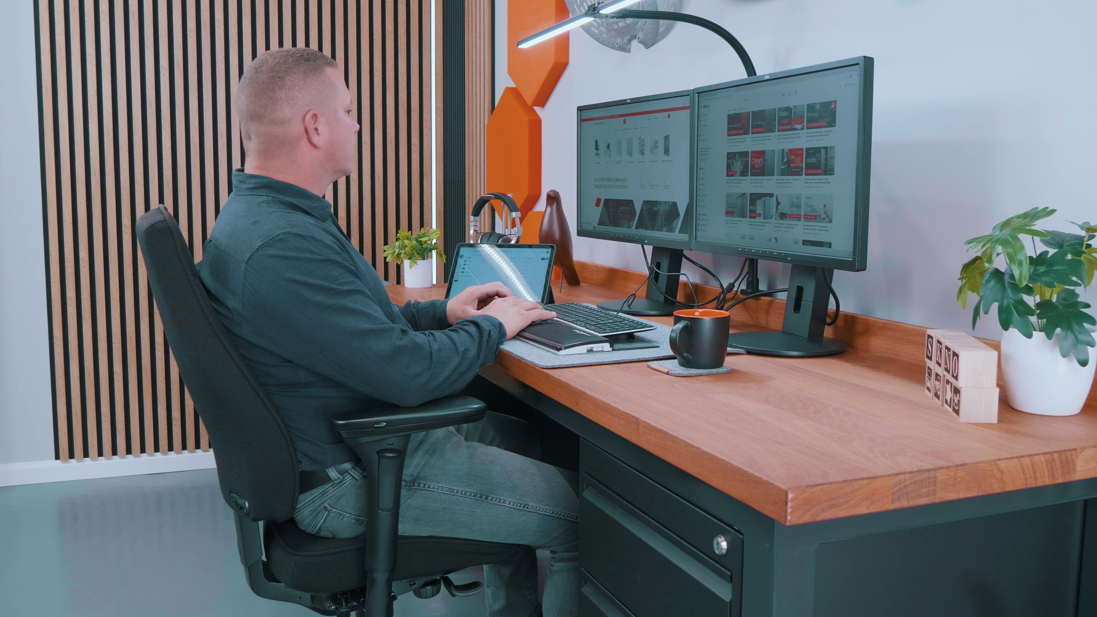 Ranking foteli biurowych do 1000 zł – najlepszy fotel do pracy przy biurku 2 Praca w fotelu ergonomicznym. Źródło: Brastech