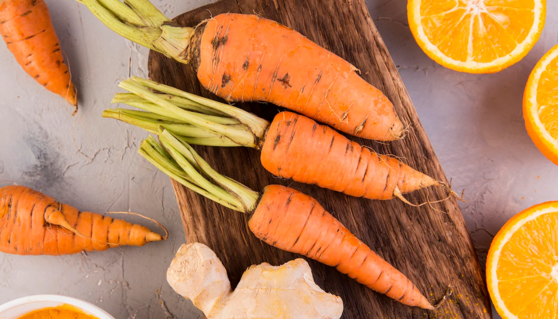 Ferske gulrøtter med stilk, ingefær og appelsiner på trefjøl, klare for sunn matlaging eller juicing. betakaroten vitamin a omdannes til vitamin a vitamin a i kroppen frukt og grønnsaker mg betakaroten kroppen kosttilskudd inneholder huden mer hud frukt tilskudd gulrøtter hos bidrar viktig nok normal kilder fargestoff finnes oransje mat store naturlig bør kosthold inntak brukes mye provitamin får bruk fargen matvarer opprettholde beskytter flere planter røykere per gir tillegg bidra