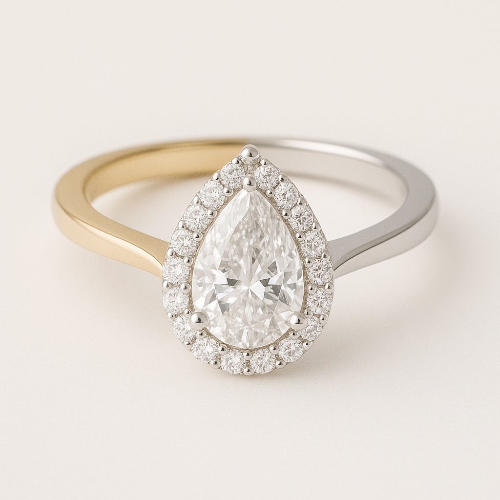 Halo dizaino sužadėtuvių žiedas su lašo formos deimantu – kairėje pusėje šviesesnis šampaninis natūralus baltas auksas, dešinėje pusėje rodžiu padengtas baltas auksas, aiškiai matomas atspalvių skirtumas