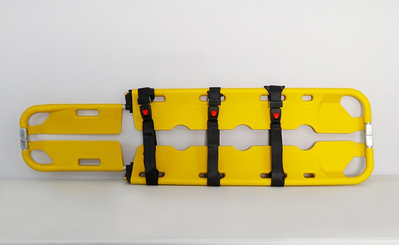 Key features of a scoop stretcher highlighted in a diagram.