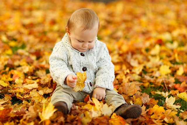 niemowlak ubrany na jesienny spacer