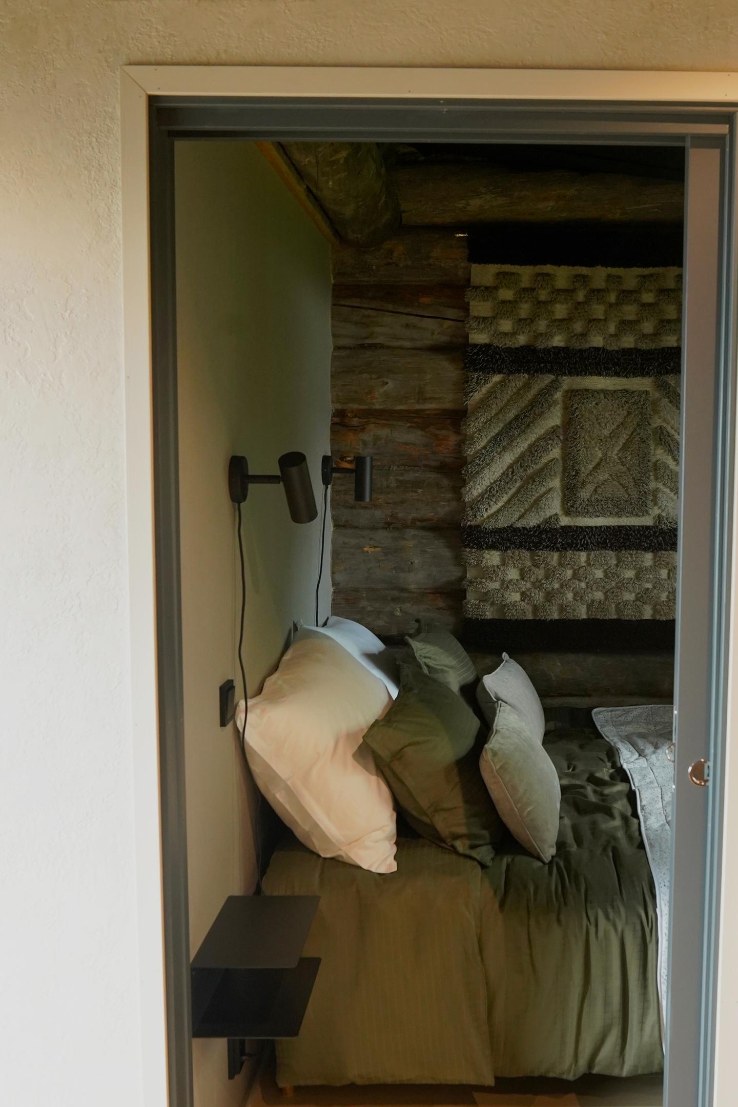 Makuutilat jaettiin väliseinällä kahteen pieneen huoneeseen yksityisyyden lisäämiseksi.