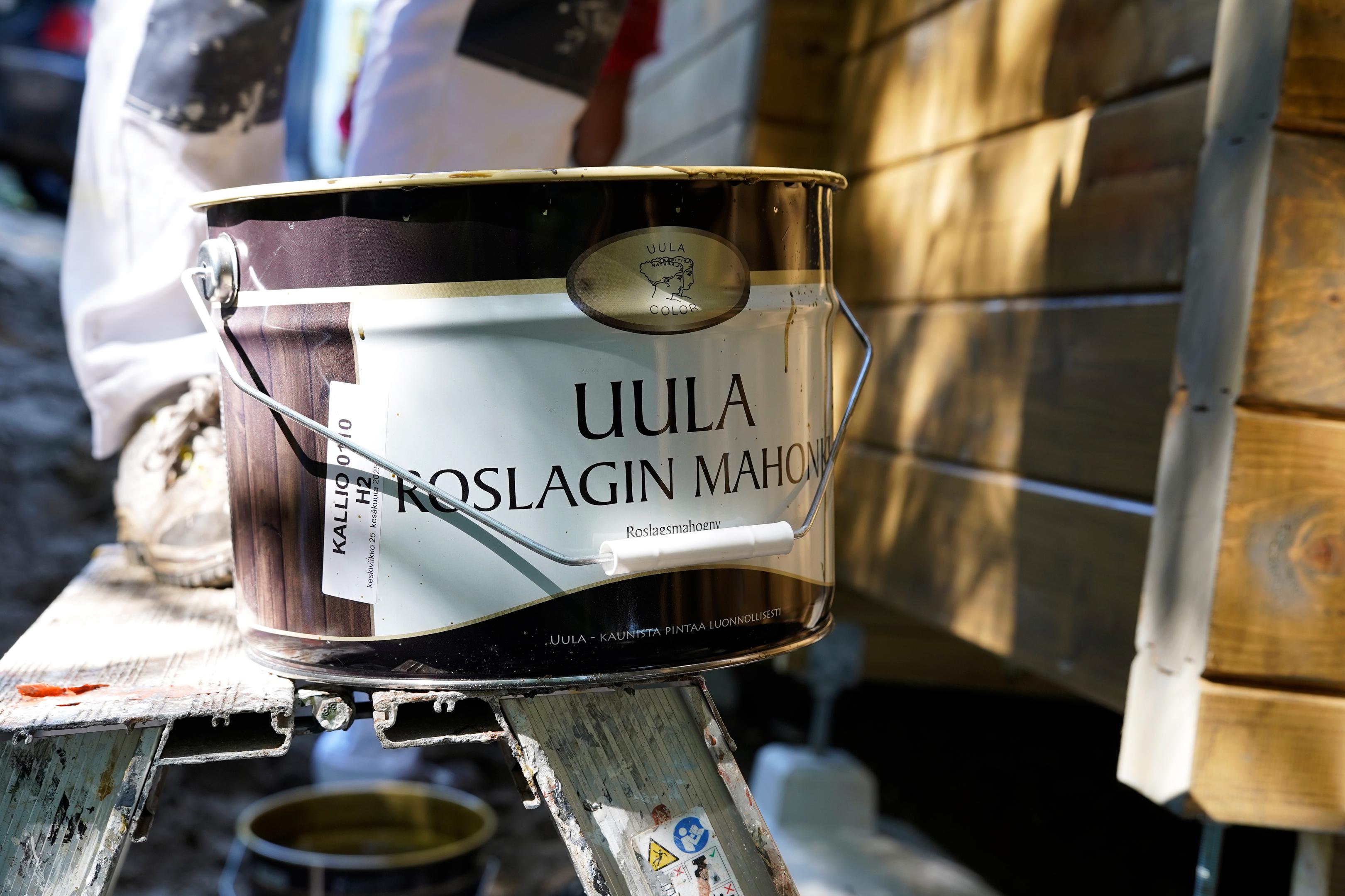 Roslagin Mahonki sisältää pellavaöljyä, tervaa ja pigmenttejä.