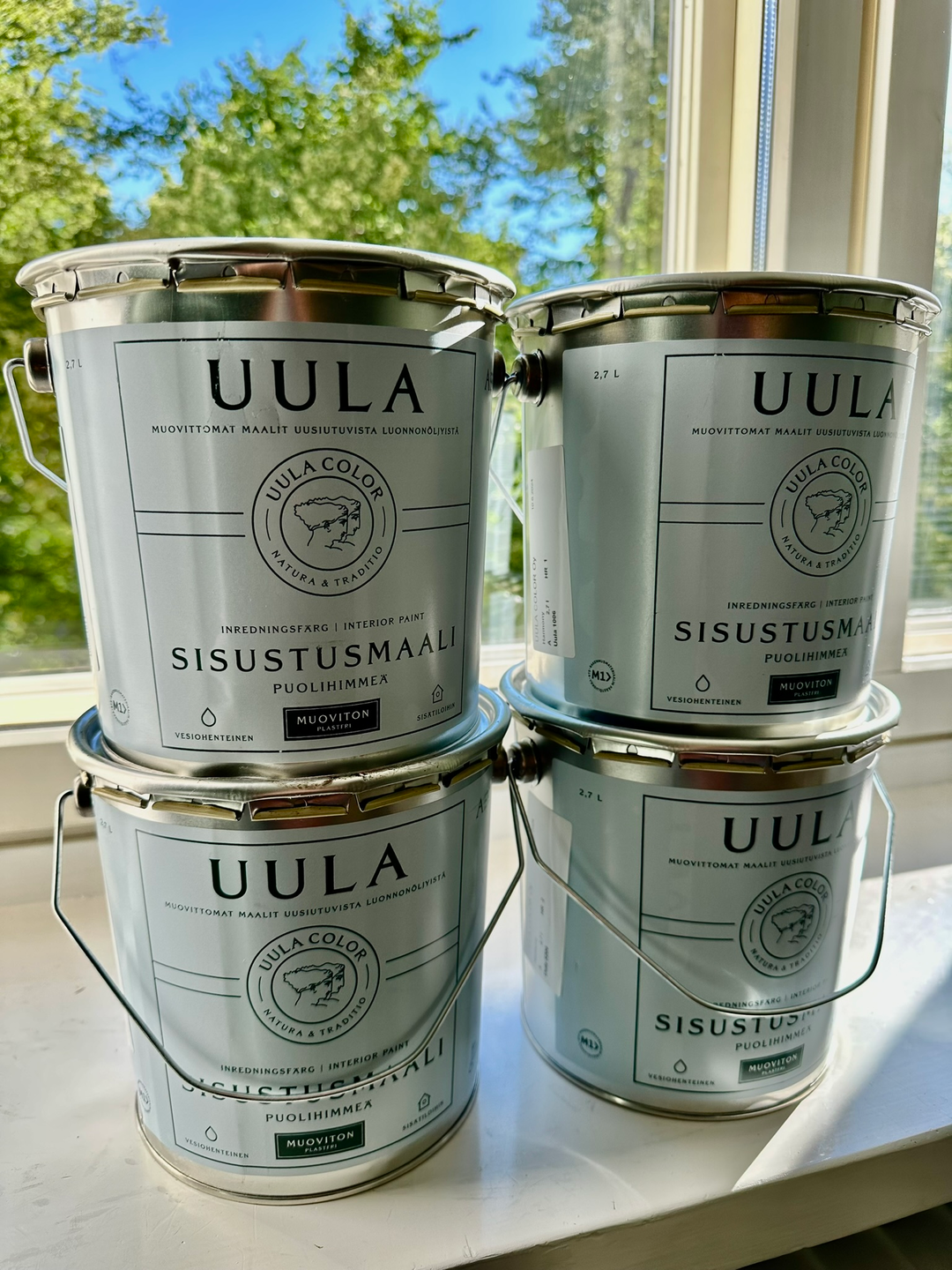Maalipurkkeja ikkunalaudalla.