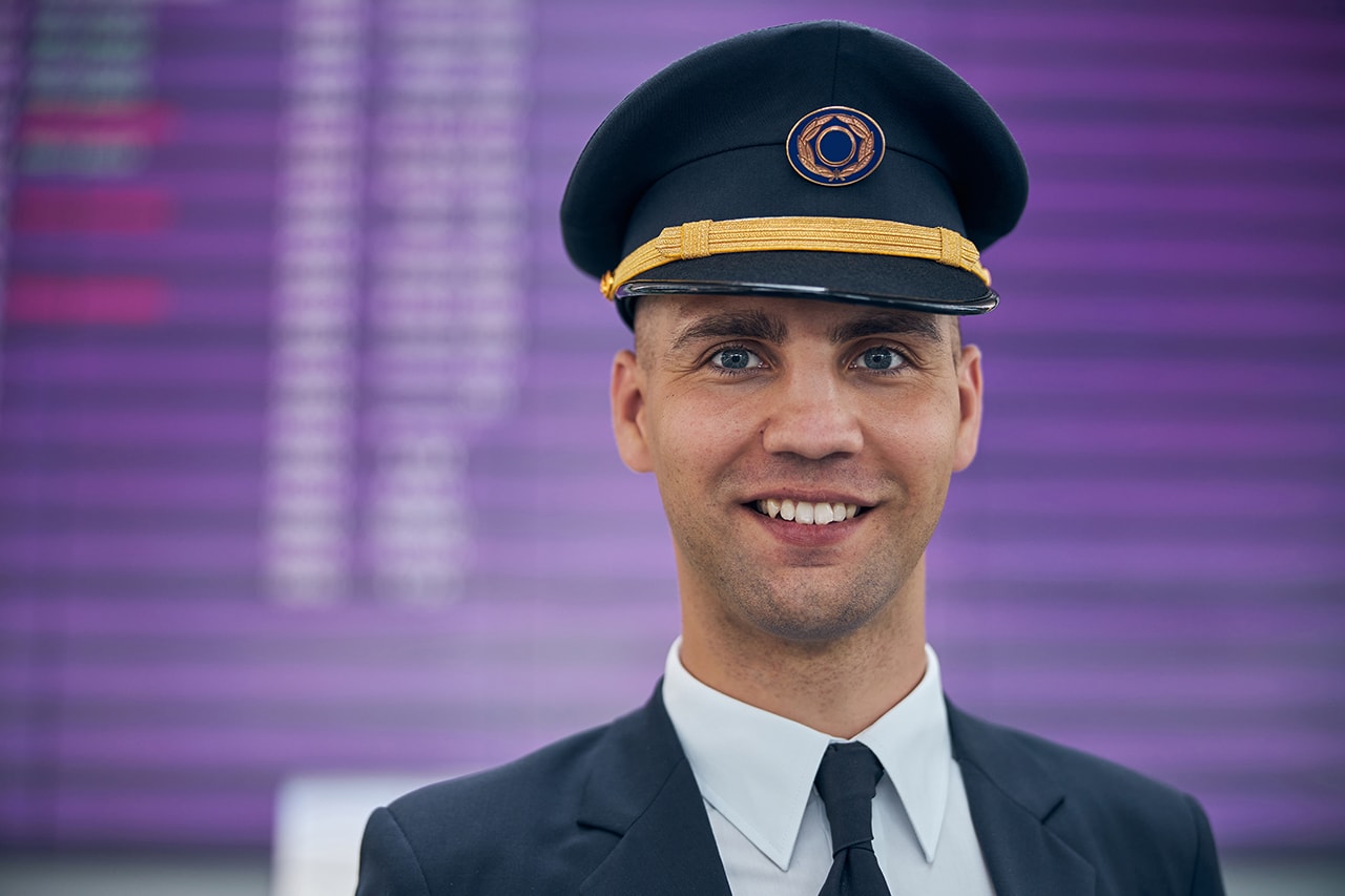 FedEx has a pay scale for pilots that differentiates between First Officer and Captain pay