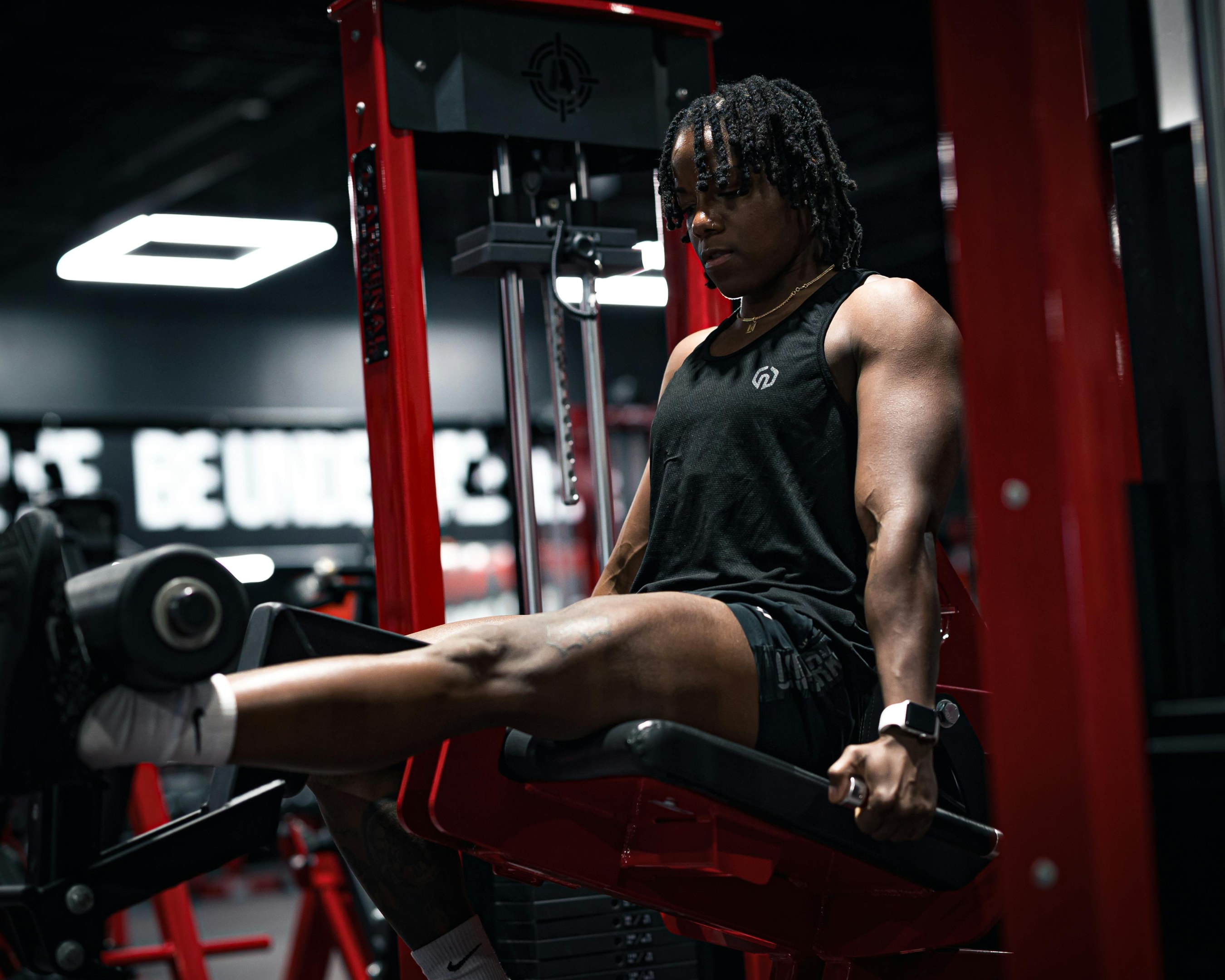 Photo by Marcus Chan: https://www.pexels.com/photo/muscular-man-lifting-weight-at-gym-20379157/