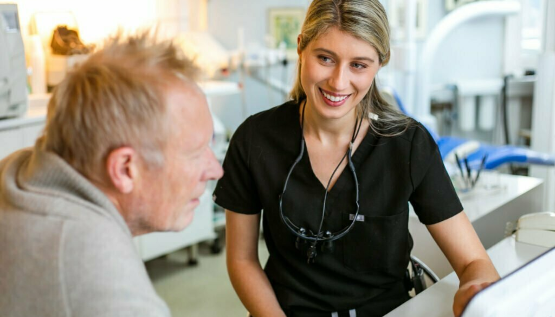 Barn og ungdom får vurdering hos kjeveortoped i Oslo for tidlig tannregulering.