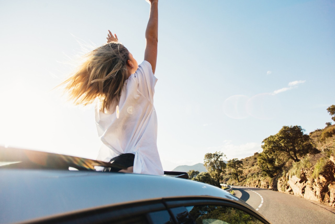 Przed każdą podróżą sprawdź stan techniczny auta. Źródło: https://www.freepik.com/free-photo/woman-car-road-trip-waving-out-window-smiling_11253636.htm#fromView=search&page=1&position=6&uuid=8966759f-7639-4afb-b05c-51968aee7266&query=samoch%C3%B3d+podr%C3%B3%C5%BC