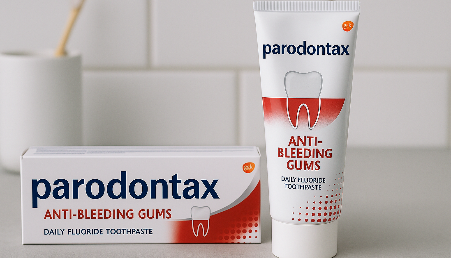 Tannkremtube og eske på baderomsbenk som symboliserer pleie mot blødende tannkjøtt.