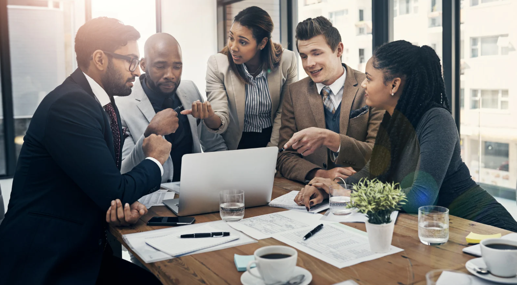 „Szkolenia komunikacja w zespole rozwijające umiejętności interpersonalne, kompetencje miękkie i skuteczną komunikację między pracownikami w celu poprawy współpracy, budowania relacji oraz redukcji konfliktów w organizacji”
