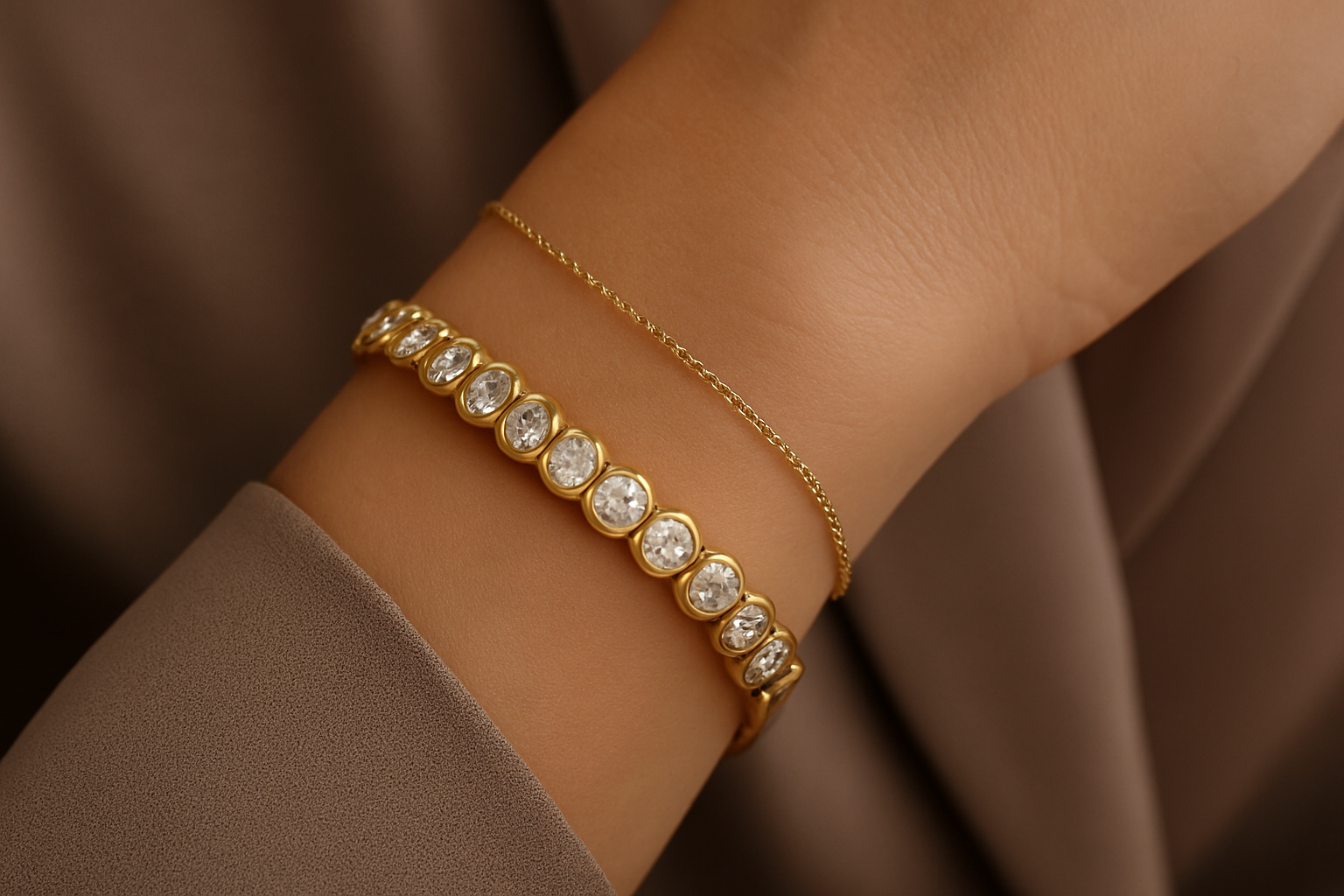 Ant moters riešo dvi auksinės apyrankės su deimantais