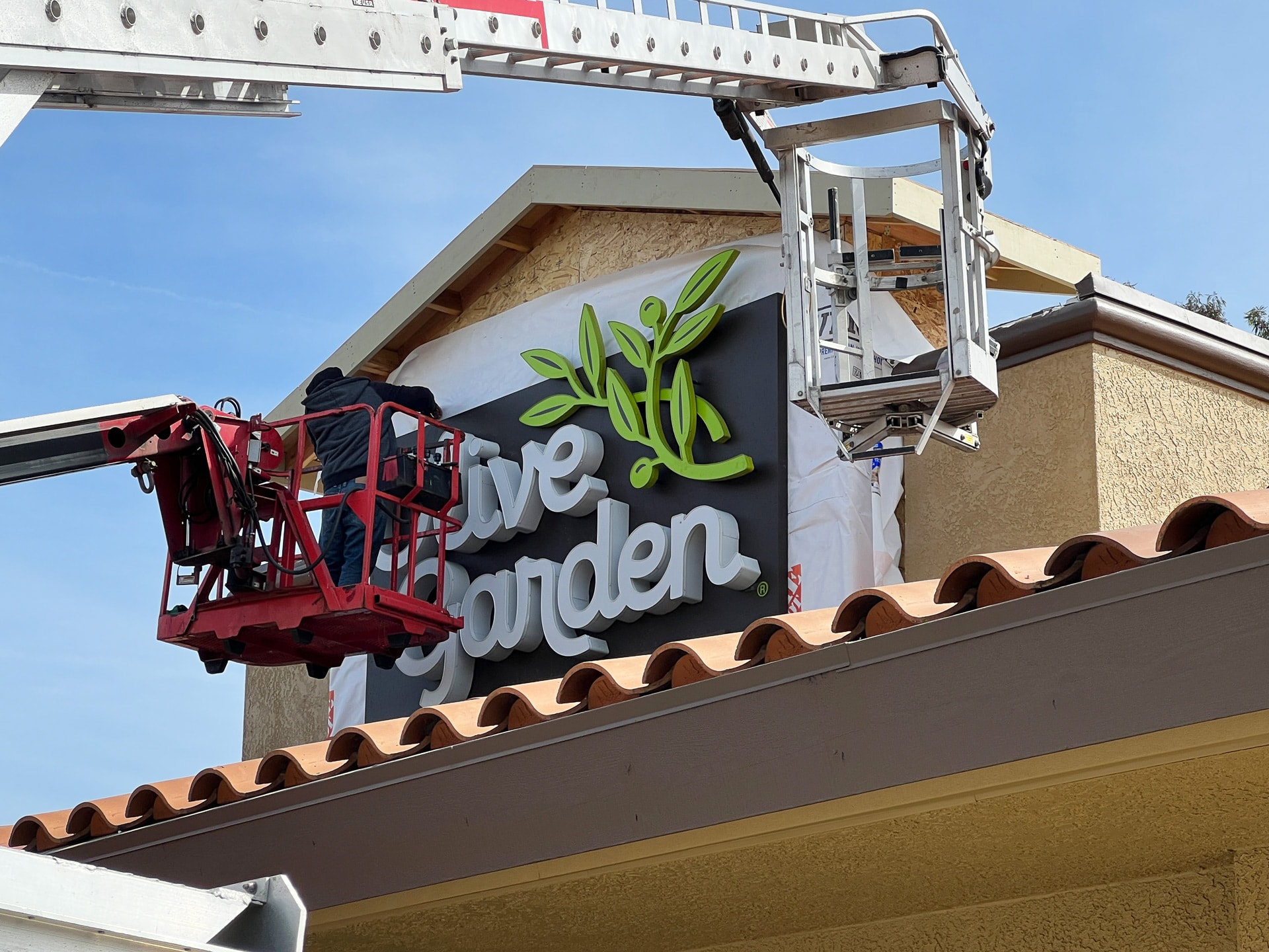 From fixing broken lighting to replacing letters, we revitalize signs throughout Oxnard to ensure brands shine again with maximum visibility.