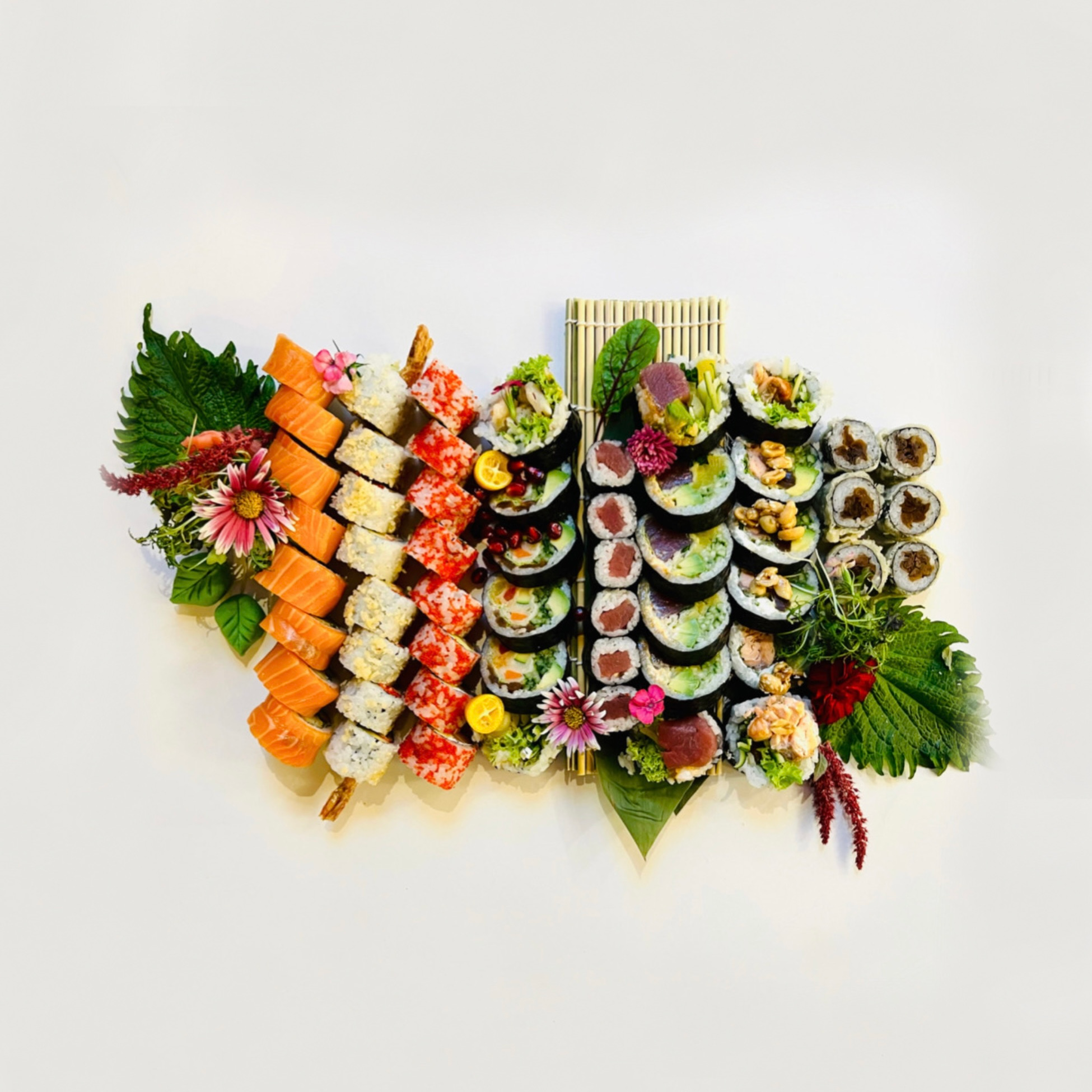 Set Large to set, który zawiera 60 sztuk sushi. 