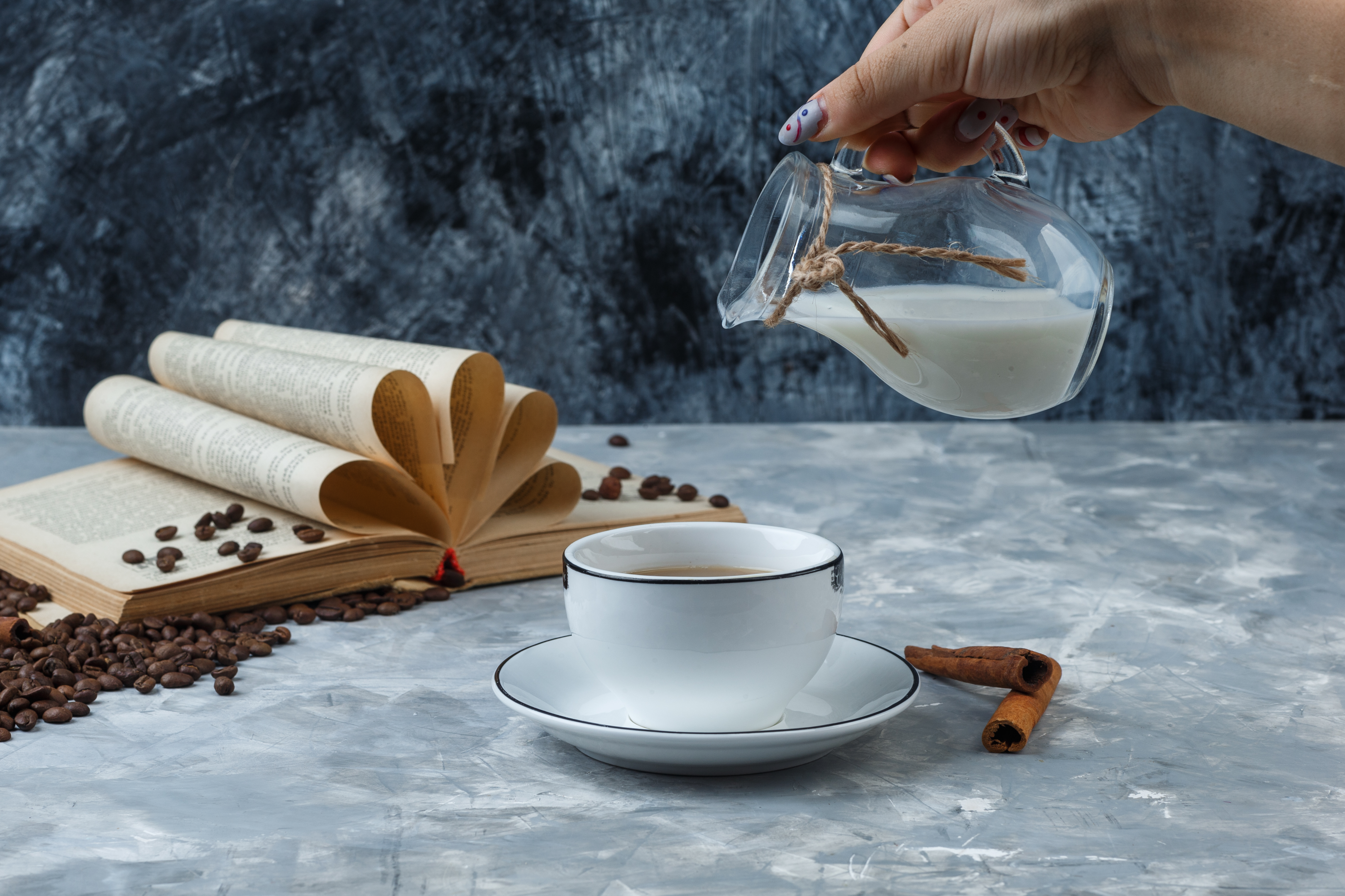 Café com leite e canela. Fonte: Freepik