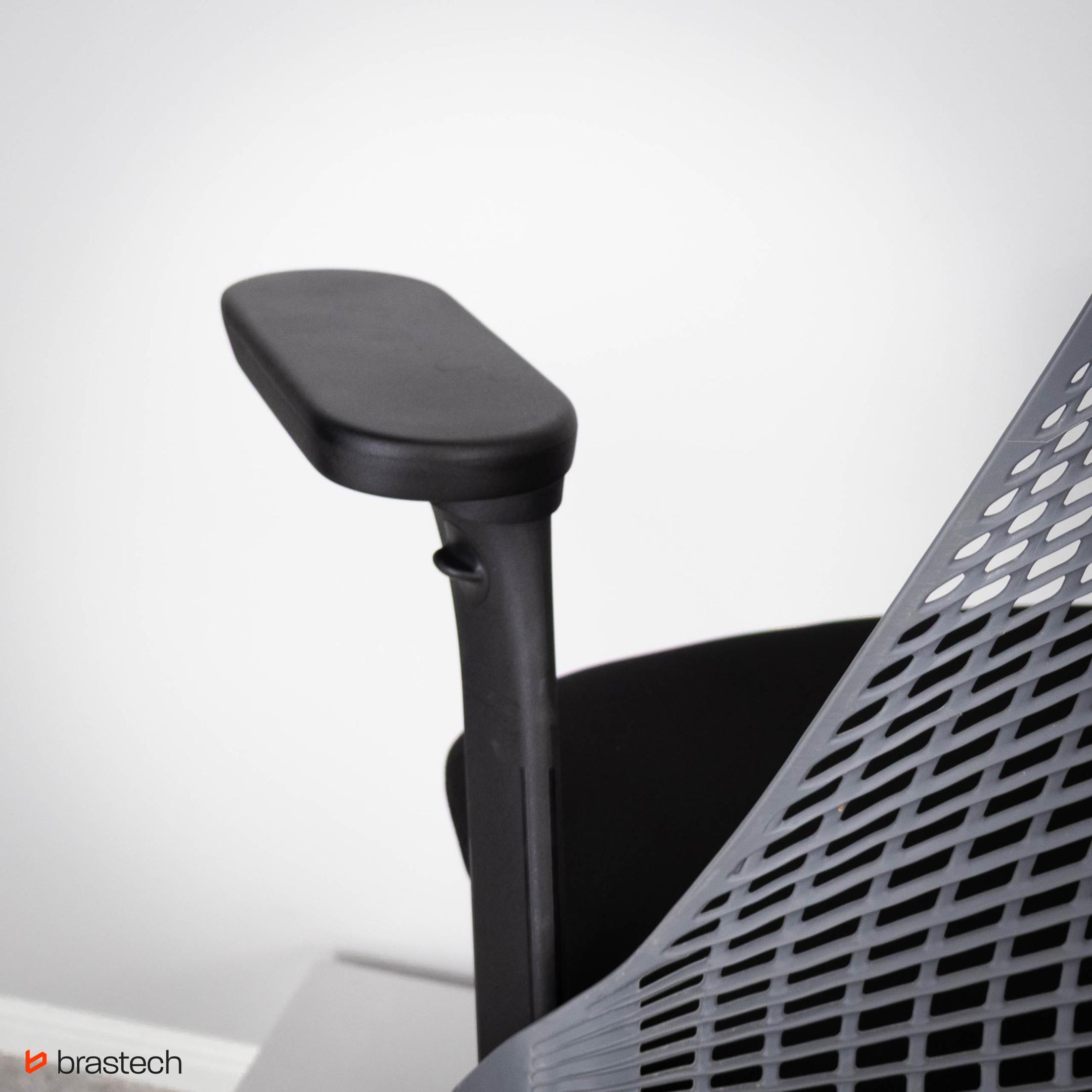 Ranking foteli biurowych 1000–1600 zł – jaki fotel ergonomiczny wybrać? 4 Podłokietniki 4D Herman Miller Sayl. Źródło: Brastech