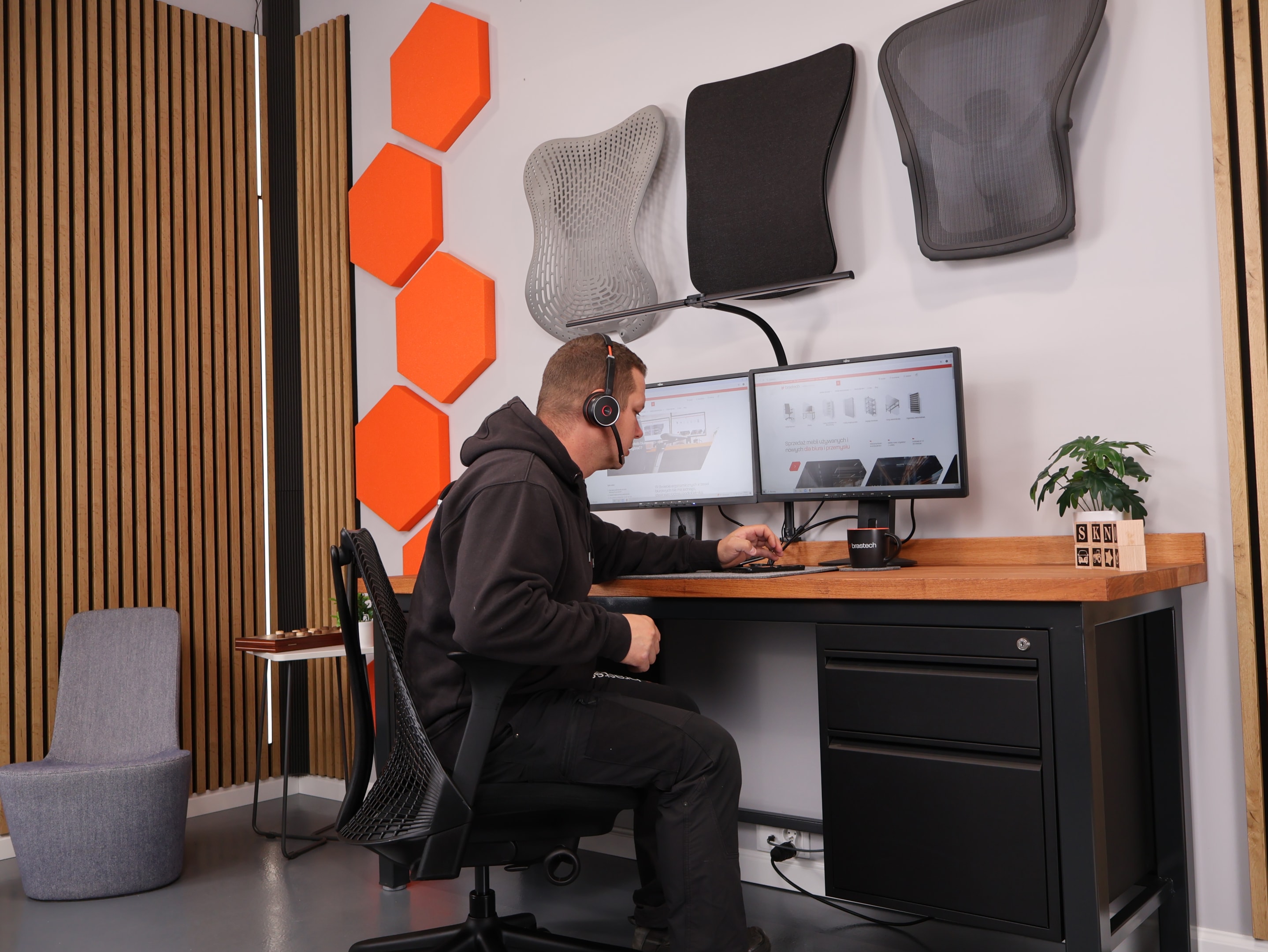 Recenzja biurka Aspa z mechanizmem Linak – biurko elektryczne, które spełni Twoje oczekiwania. 10 Obsługa sklepu brastech.pl Źródło: brastech.pl