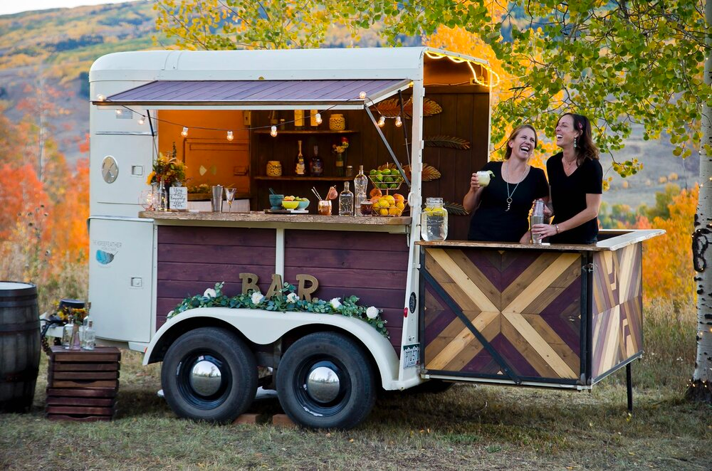 How To Choose a Mobile Bar Hire For Your Outdoor Party? -