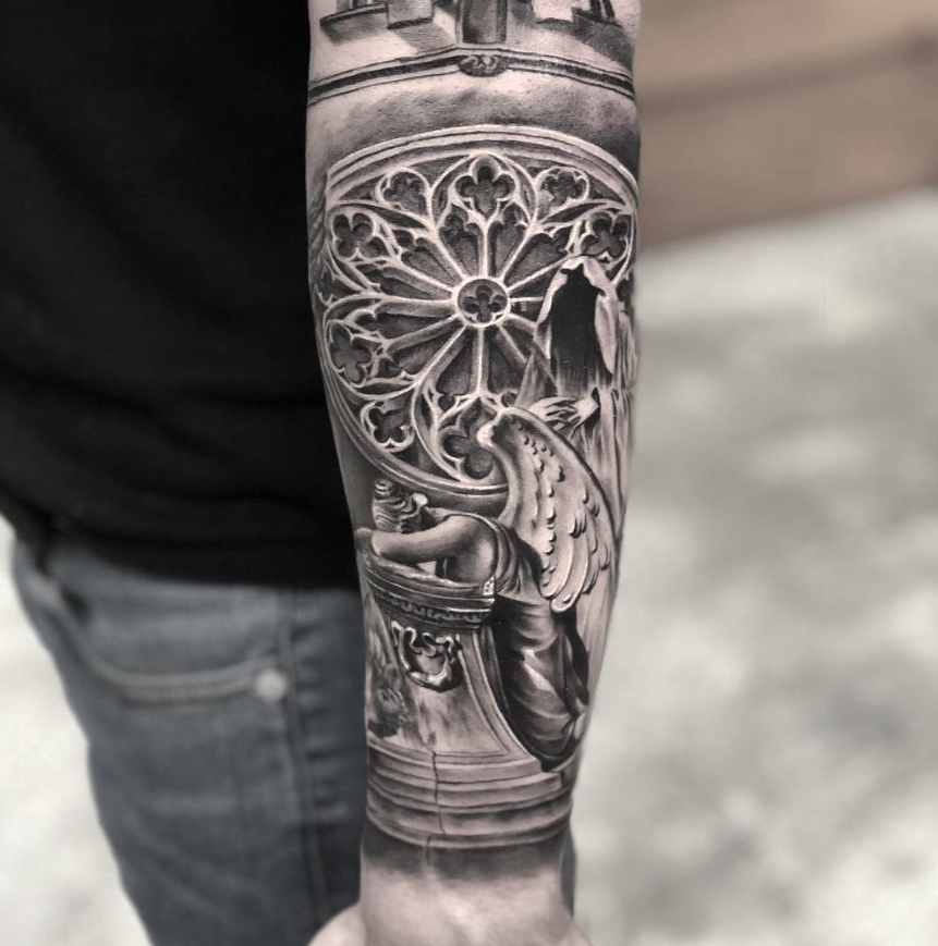 Realistisches Engel Tattoo auf Arm bei Mann