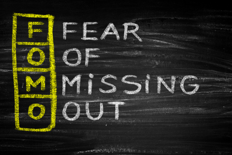Fomo ou Fear of Missing out signifie la peur de manquer