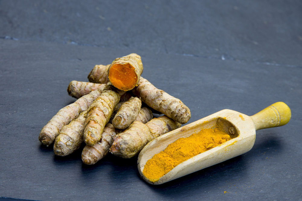 A cúrcuma longa é uma raiz de cor amarelo alaranjada. Fonte da imagem: Freepik.