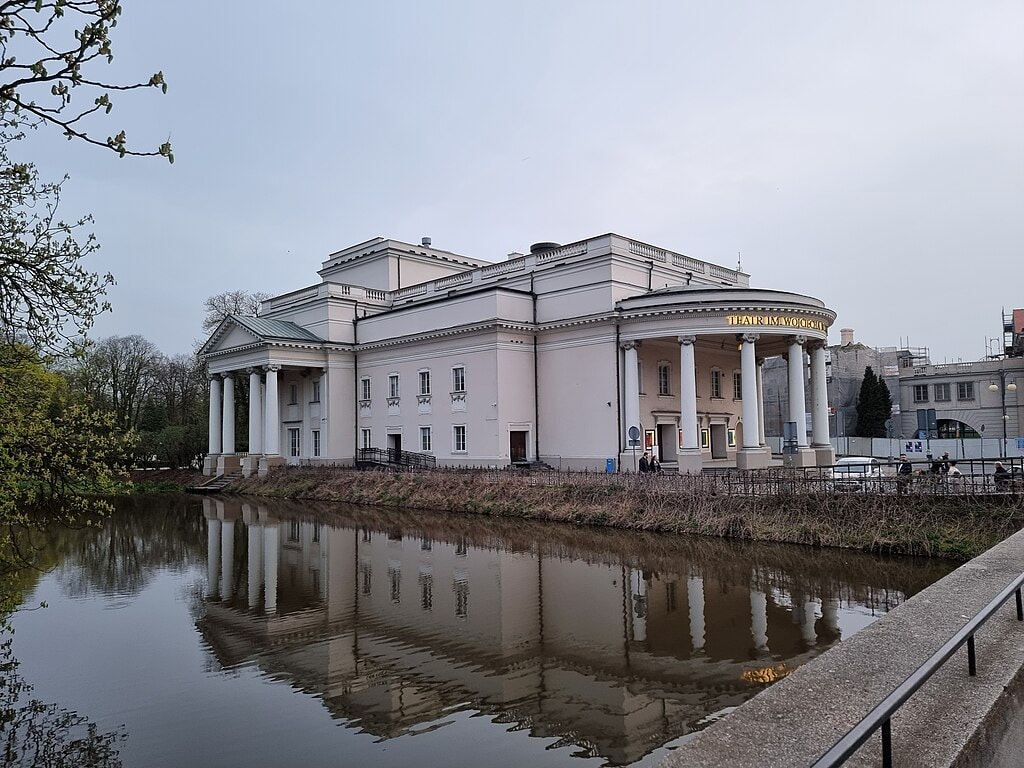 Teatr im. Wojciecha Bogusławskiego w Kaliszu (źródło: https://commons.wikimedia.org/wiki/File:Kalisz_Teatr_im._Wojciecha_Bogus%C5%82awskiego_10.jpg)