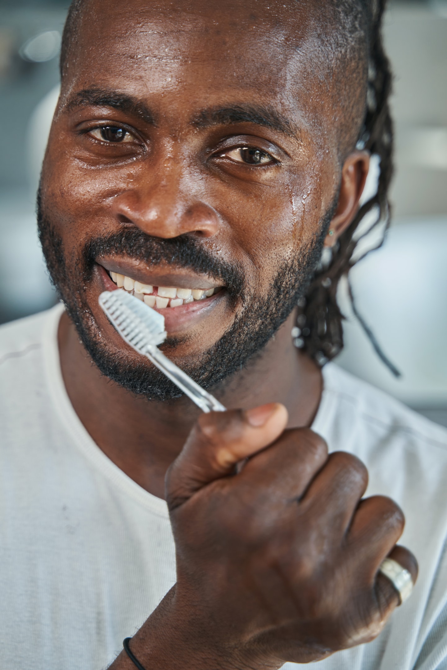 Man brushing teeth to keep good oral hygiene