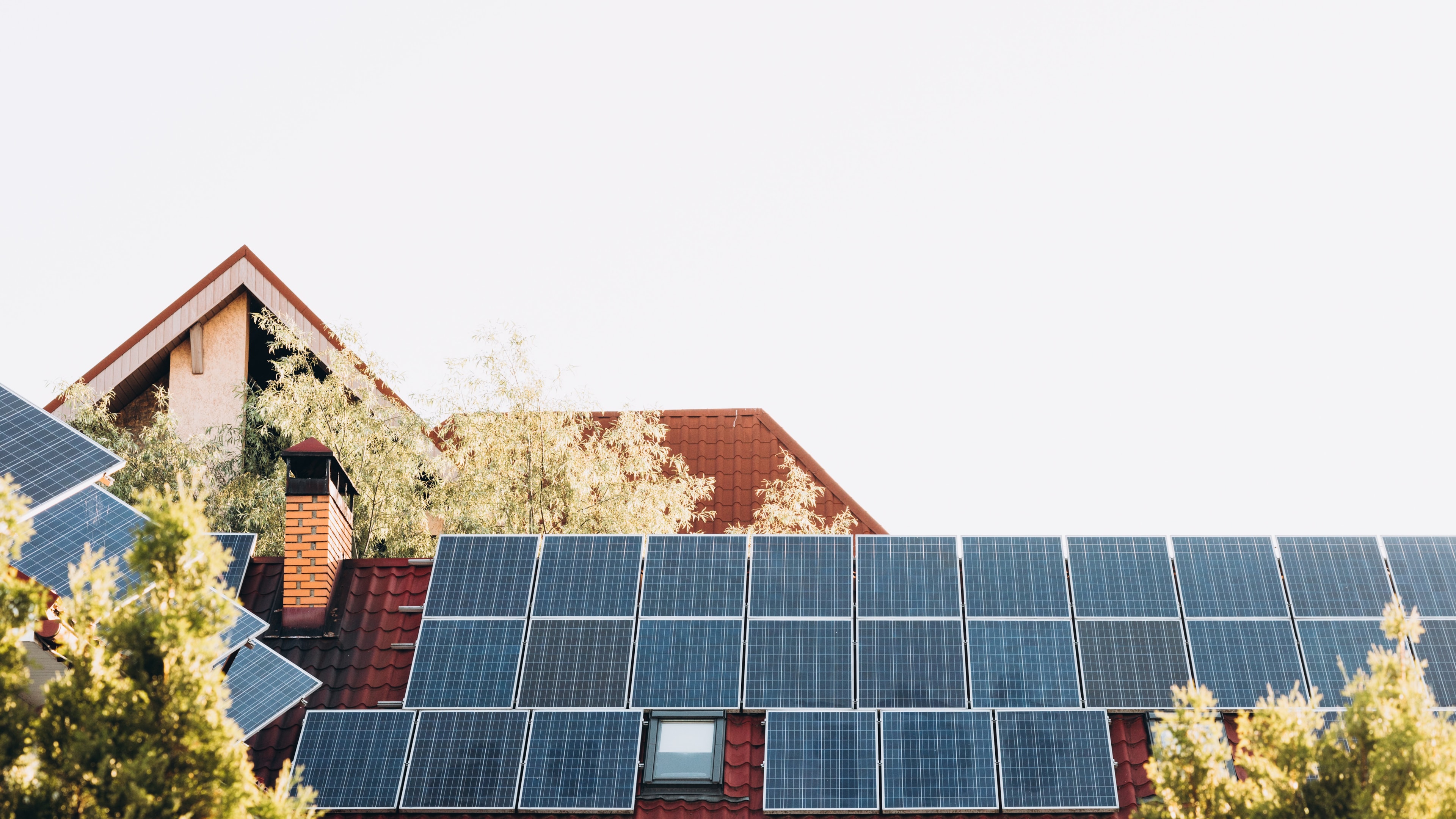 To, ile ważą panele fotowoltaiczne, takie jak na zdjęciu, ma znaczenie w kontekście ich rozmiaru.
