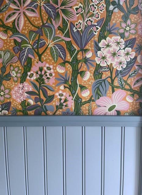 Perinteinen helmipaneeli on näyttävä yhdistettynä sävyltään sopivaan tapettiin.