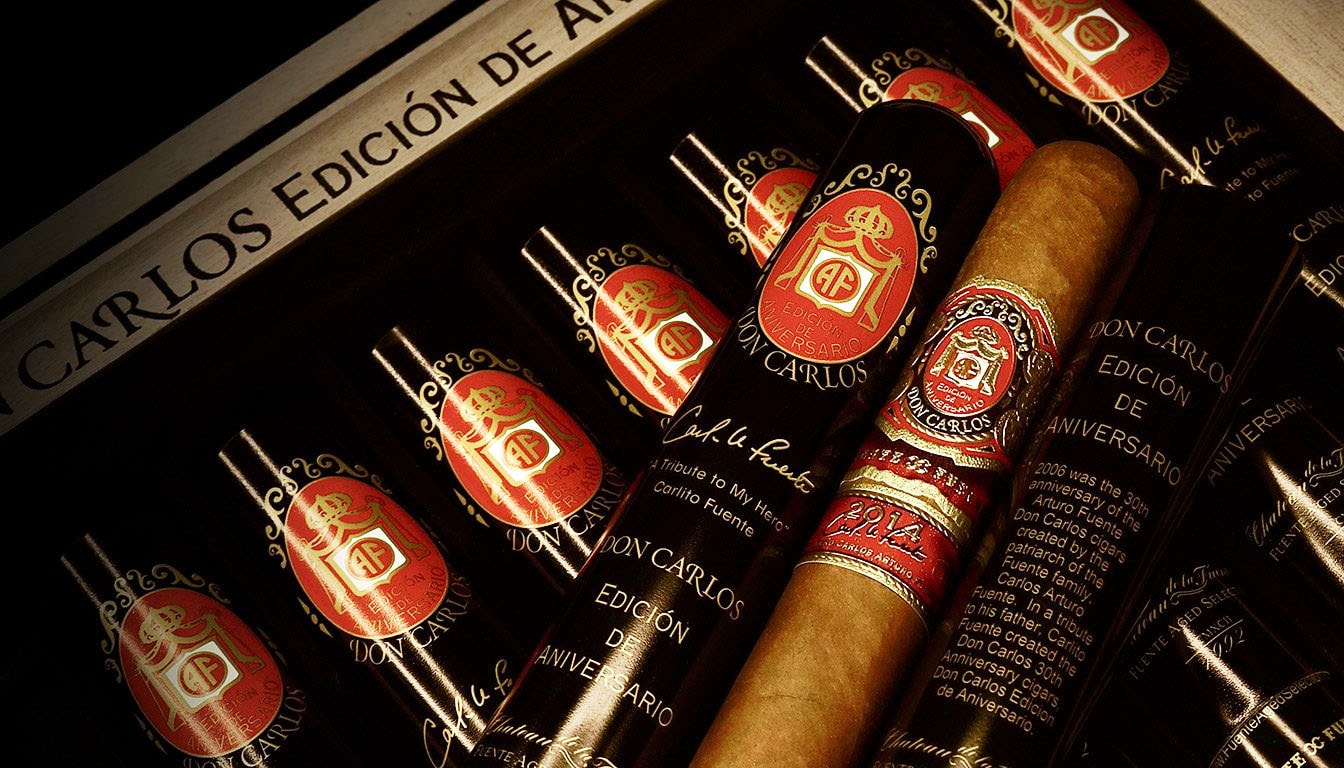 Arturo Fuente Don Carlos Edición de Aniversario Tubo cigars, ideal for travel, in a stylish travel case.