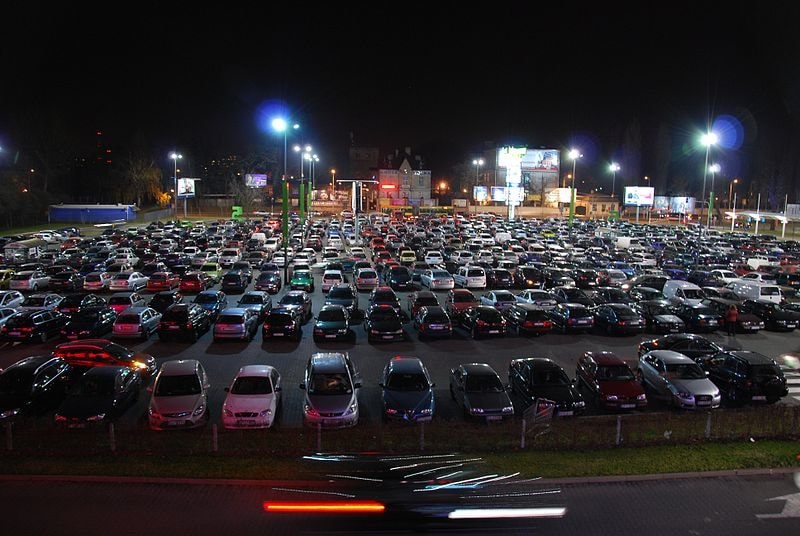 Przemierzając codziennie łódzkie ulice, widać spory ruch - szczególnie w centrach handlowych, parking otwarty kusi tam kierowców. Źródło: https://commons.wikimedia.org/wiki/File:Parking_Manufaktura_%C5%81%C3%B3d%C5%BA.jpg