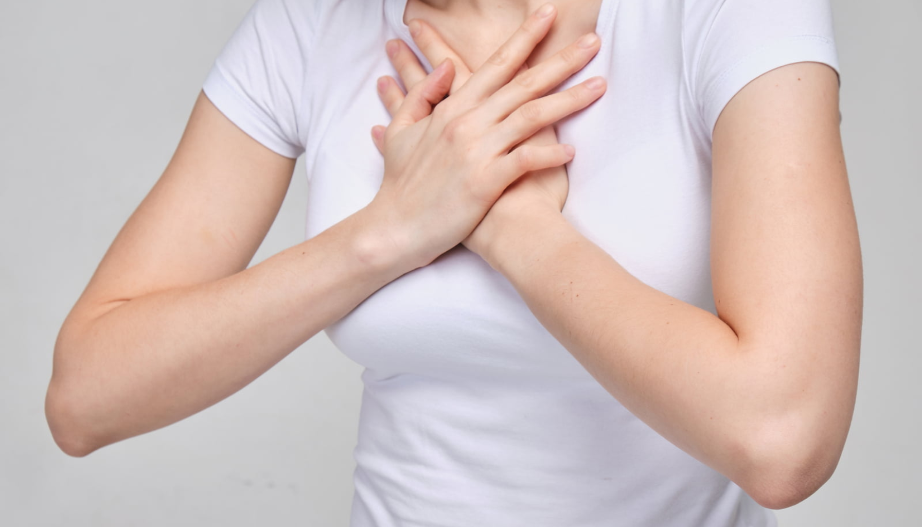 Kvinne holder begge hender mot brystet, viser tegn på ubehag eller mulig smerte i brystområdet. tungpustet tung pust hjertesvikt astma behandling hos dyspné bør legen hjertet mer symptomene andre symptomer mye får ofte årsaker eksempel oksygen hjelp god opplever lungene puste årsaken finnes pusten lege nok kroppen hoste sykdom sykdommer gir skyldes ganger mindre vanligvis dersom følelsen medisiner akutt pasienter angst luft følelse spesielt vanlig alvorlig åndenød gjøre pustevansker viktig tar derfor nedsatt føler bedre luftveiene fysisk oftest kommer fører tidligere personer mennesker brukes hjerte fleste gang tilstand tillegg lite tid mest blod puster øker behandlingen flere