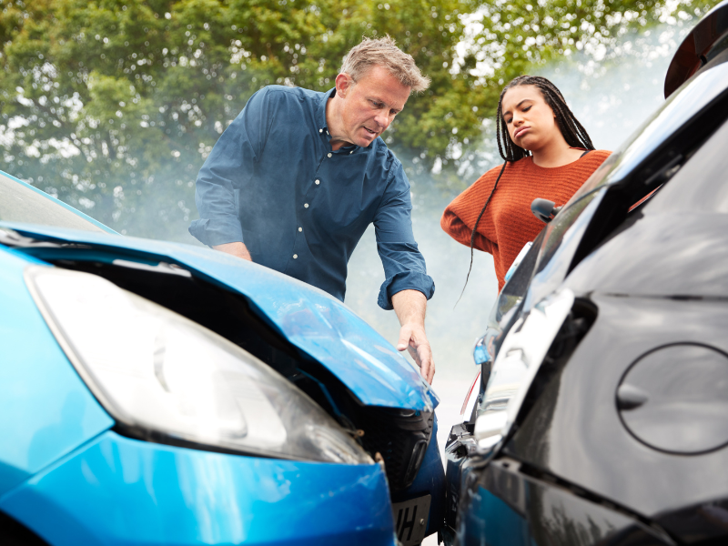 An image showing two people in an auto accident in Alabama.