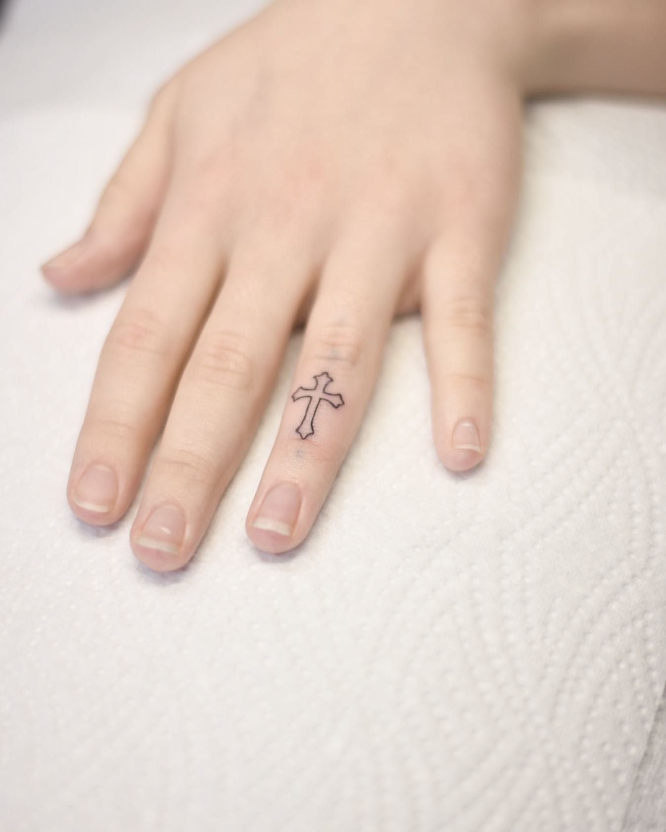 Kreuz Tattoo Finger