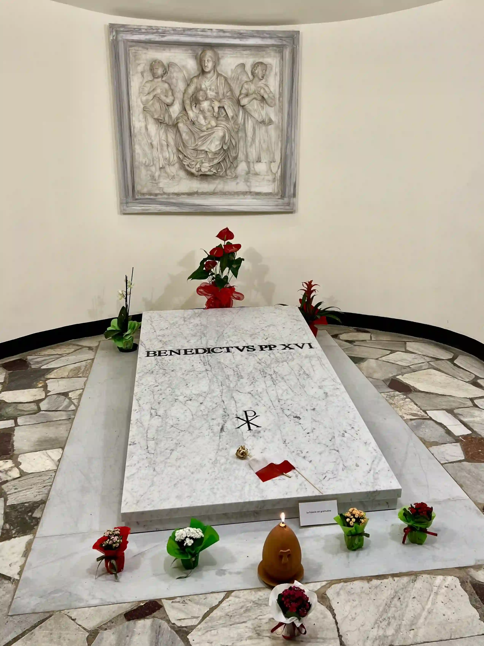 Grób Papieża Benedykta XVI w Bazylice św. Piotra. Autorstwa Inianna CC BY-SA 4.0, 