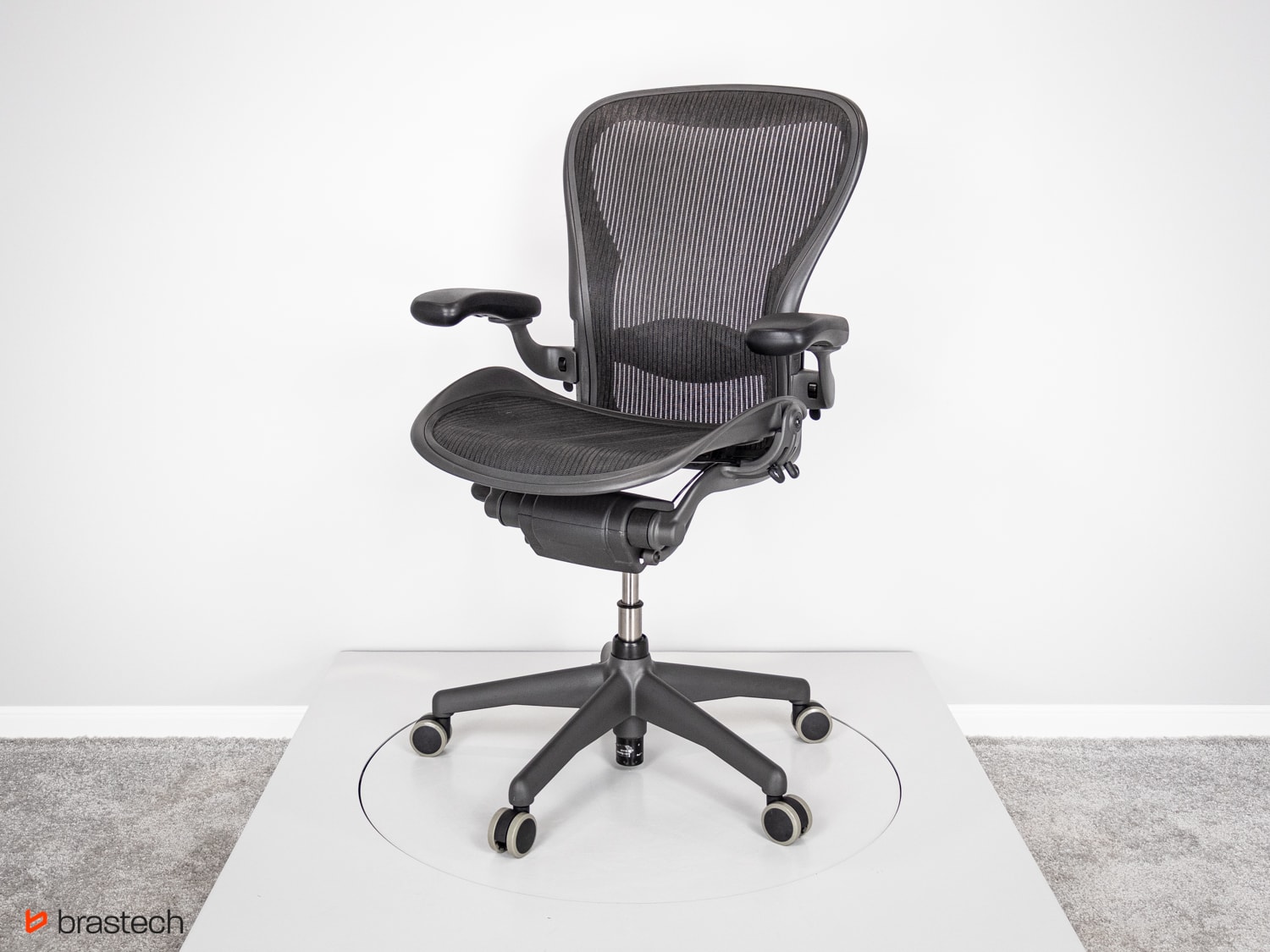 Herman Miller Classic Aeron C szary grafitowy odcienie grafitu. Źródło Brastech