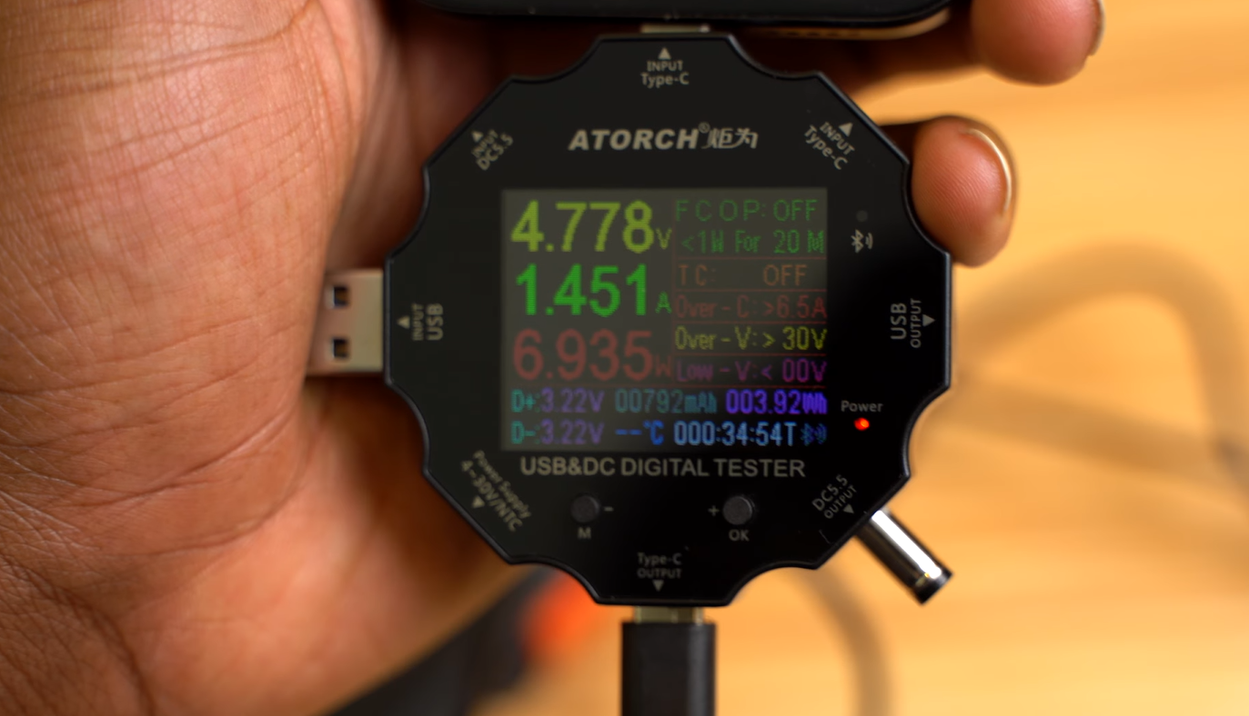testing blavor solar power bank in USB digital power tester using built in cable