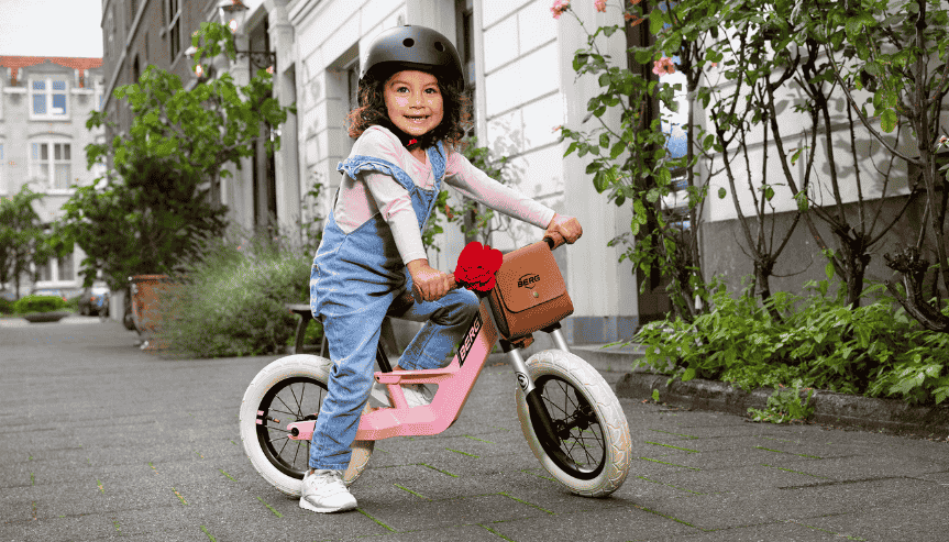 Dziewczynka na rowerku biegowym