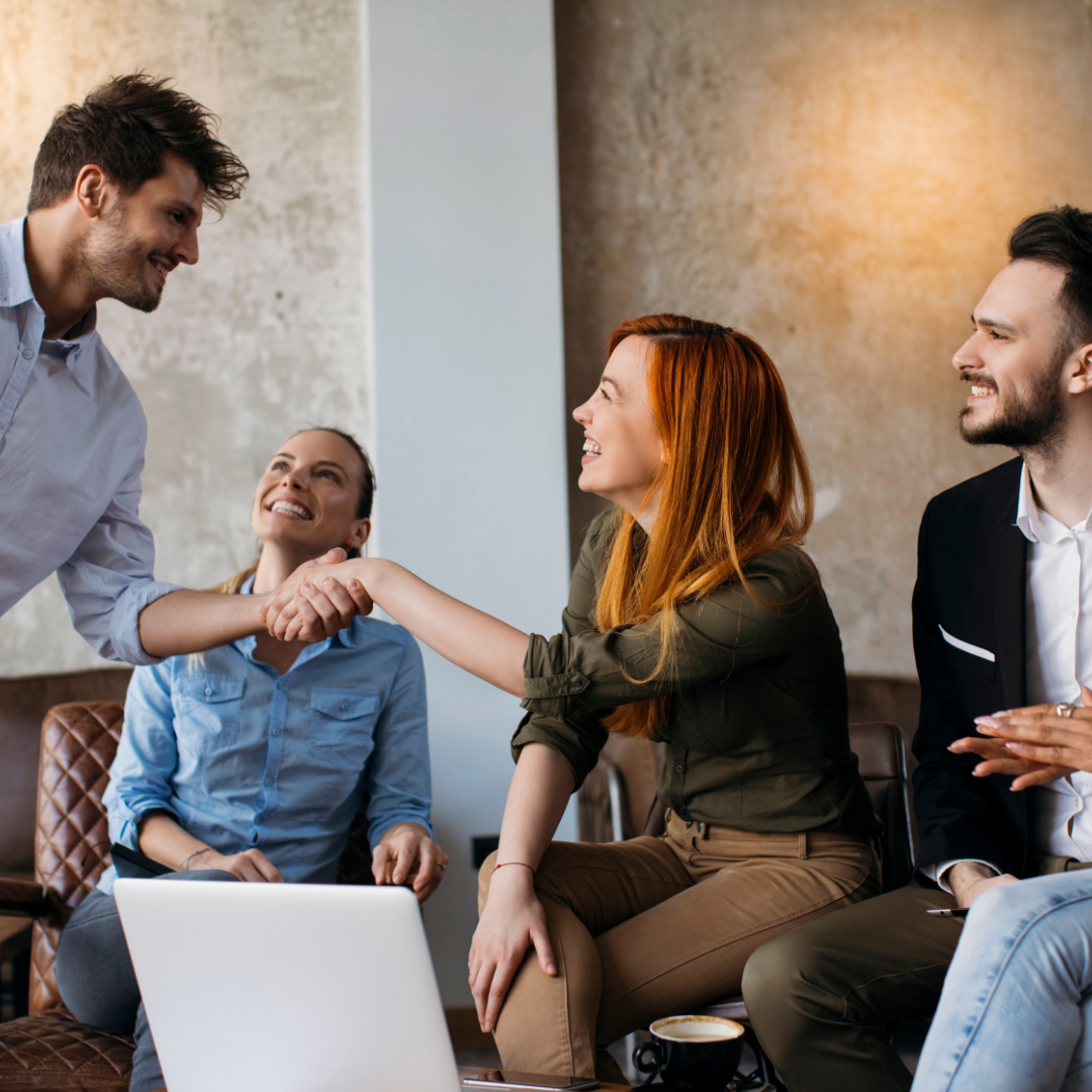 Het team geeft een welkomswoord als welkomstgroet als woordcombinatie