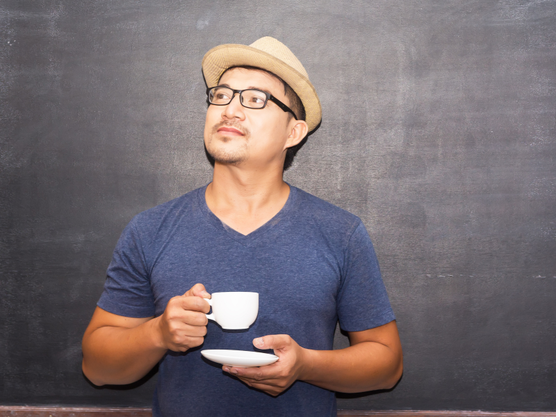 Homem pensando com café. Foto: popksr de Getty Images - Canva